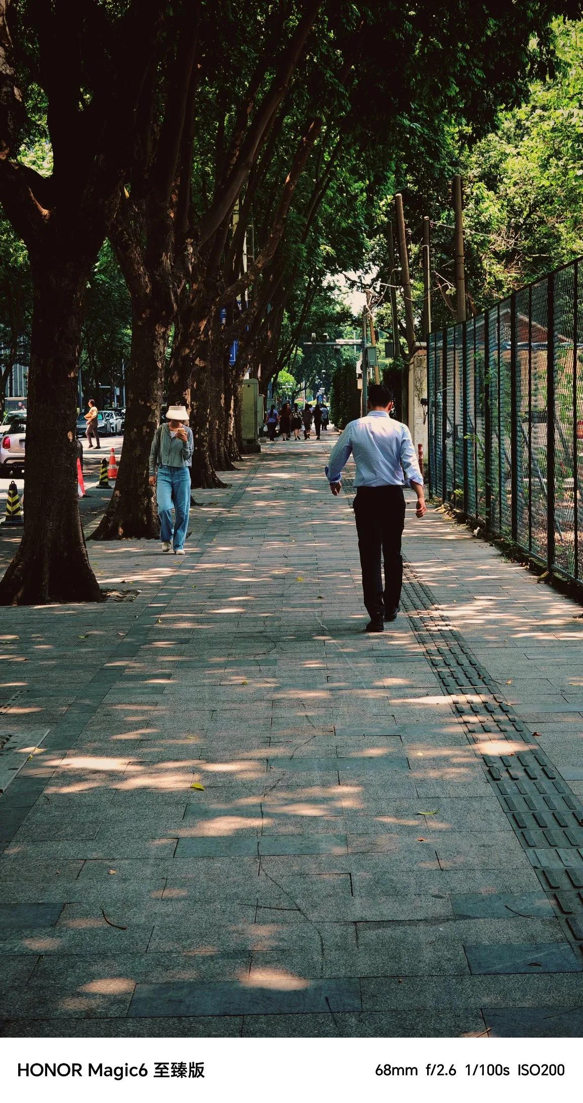 不容易呀，中午冒着大太阳🌞，37℃的天气出去拍一组，以下照片shot on荣耀
