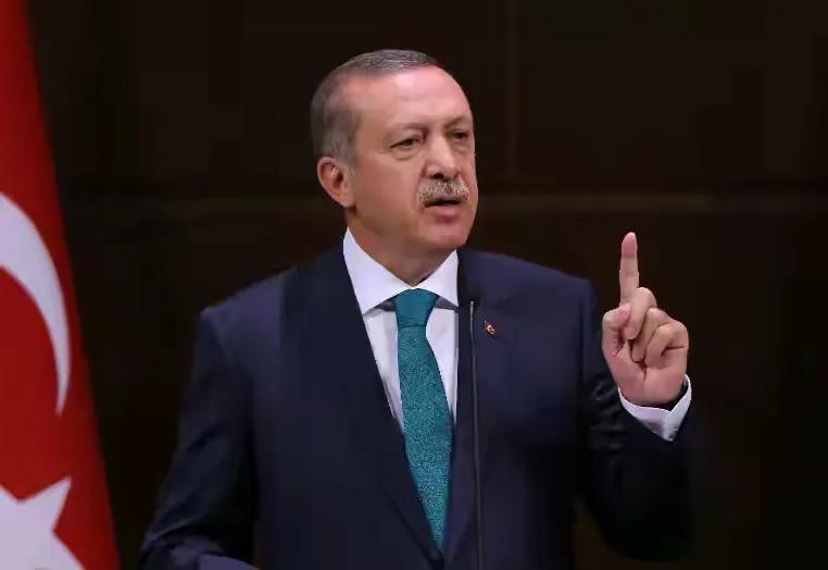 美国认怂了！
 
央视12月24日消息一出，彻底撕下了美方此前的嚣张面具！打着追