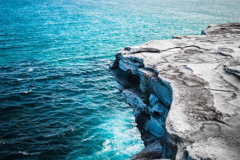 今天的梦是，我骑了一个老式的二八自行车，骑着骑着，现在到下坡了，我看到我前面的外