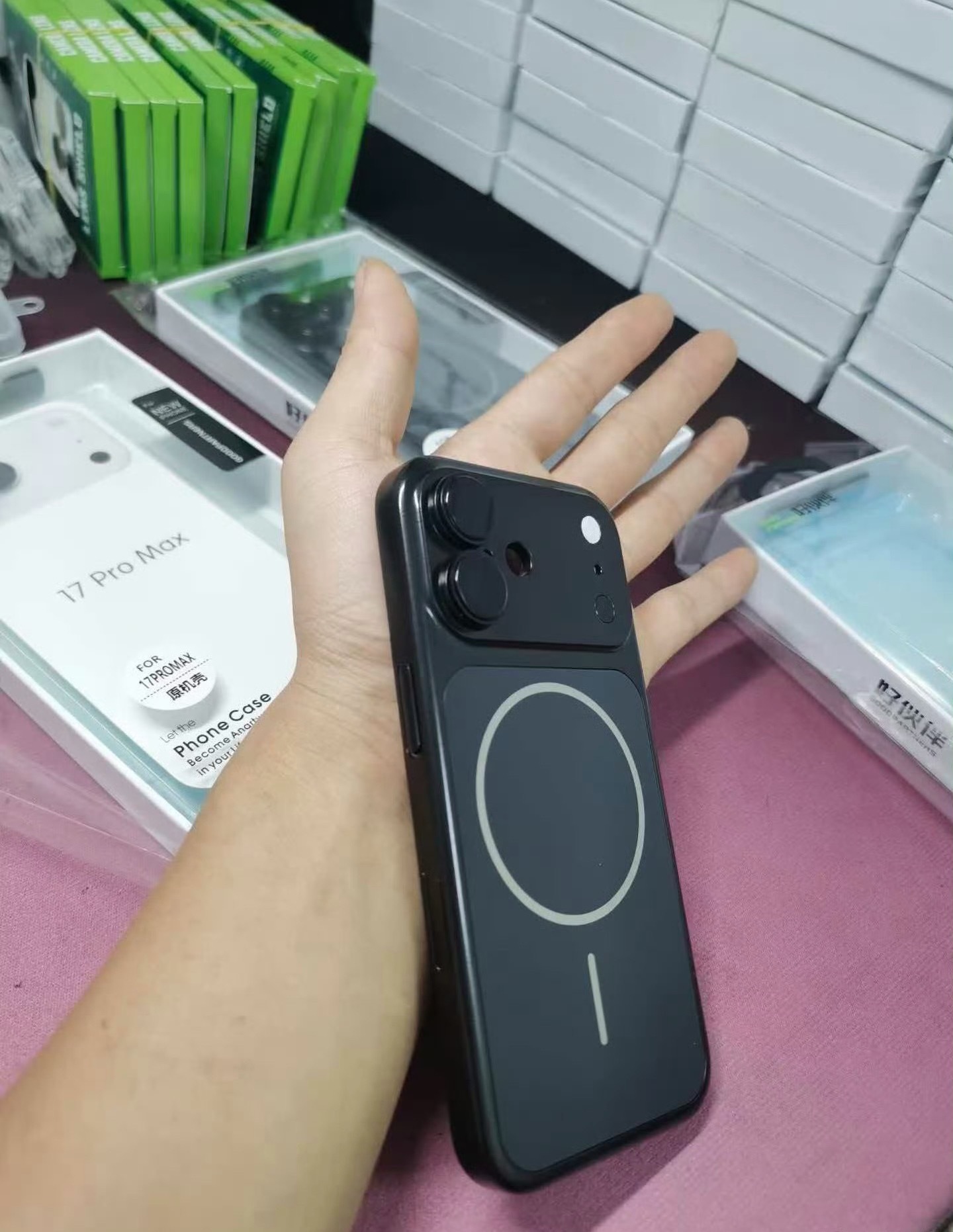 这也太吓人了，手机壳偷拍，真应该把这一些卖这一些手机壳的店铺封掉，偷拍做坏事儿手
