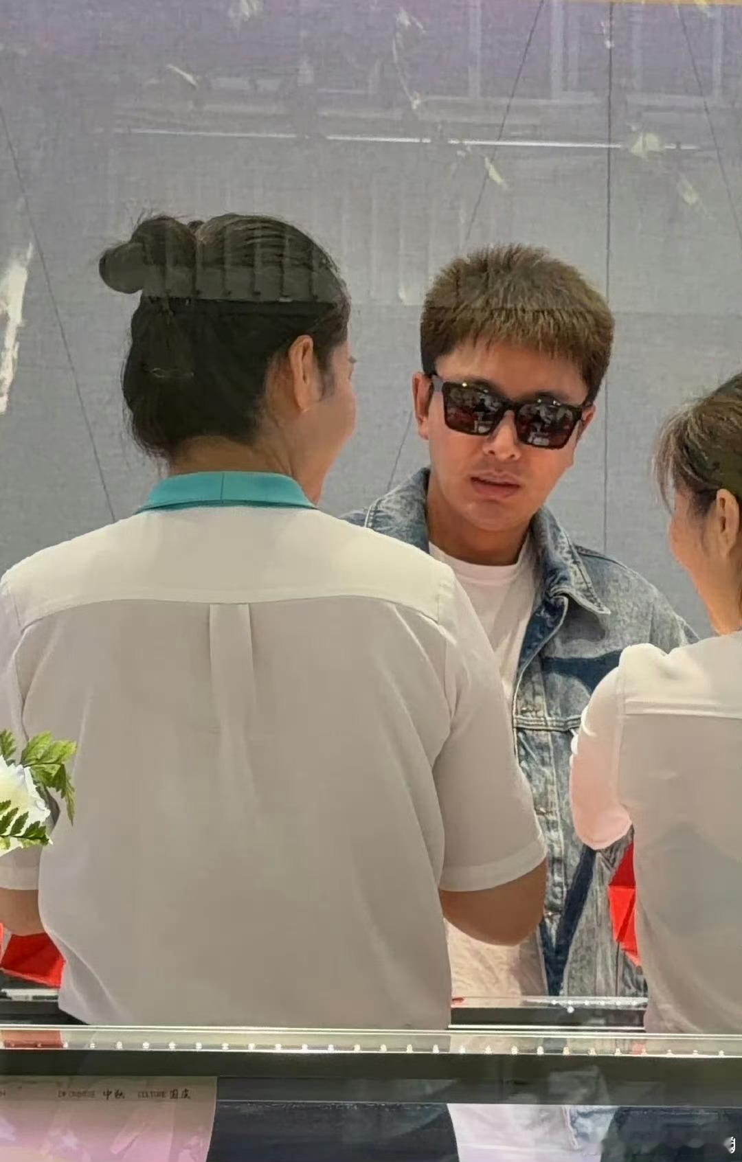  偶遇贾乃亮买金钞 网友偶遇他买金钞，素颜状态绝，出手大方，莫非在为谁准备礼物？