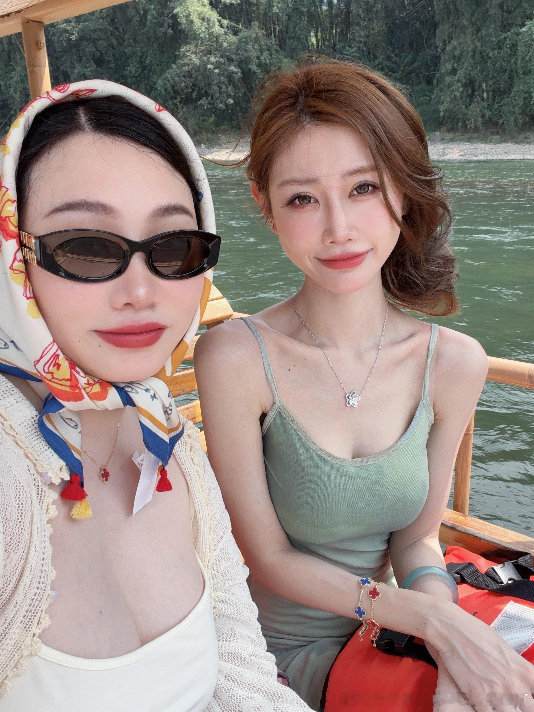 难吃到吐血吃啥都难吃 最后买麦当劳回酒店 今天和瑶瑶坐的竹筏好漂亮！！！！风景是