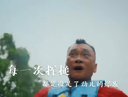 老辈子的气血还是太足了 经年牛皮鼓再度响彻江面，老一辈坚守龙舟传承。岁月磨不灭满
