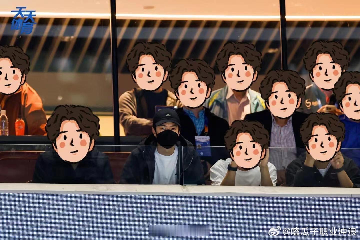 #王一博看网球##王一博也算体育圈的#王一博看网球，算是体育圈的，[可怜][可怜