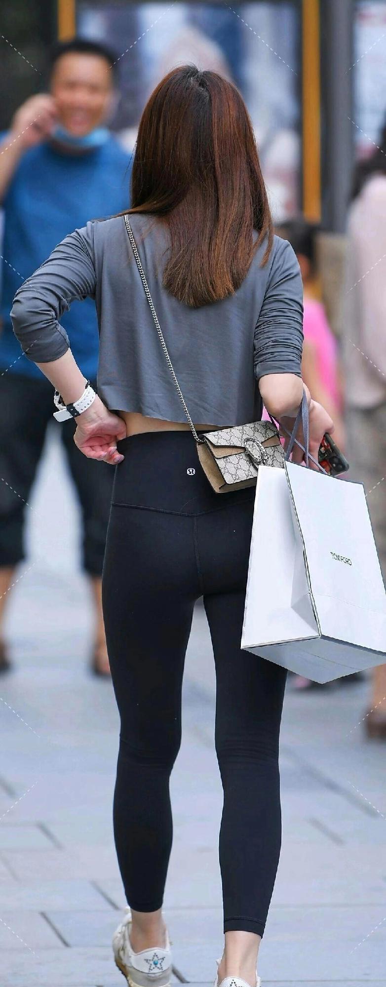 她把“简单”穿出了方向，造型轻盈不沉闷，整个人像一阵清风