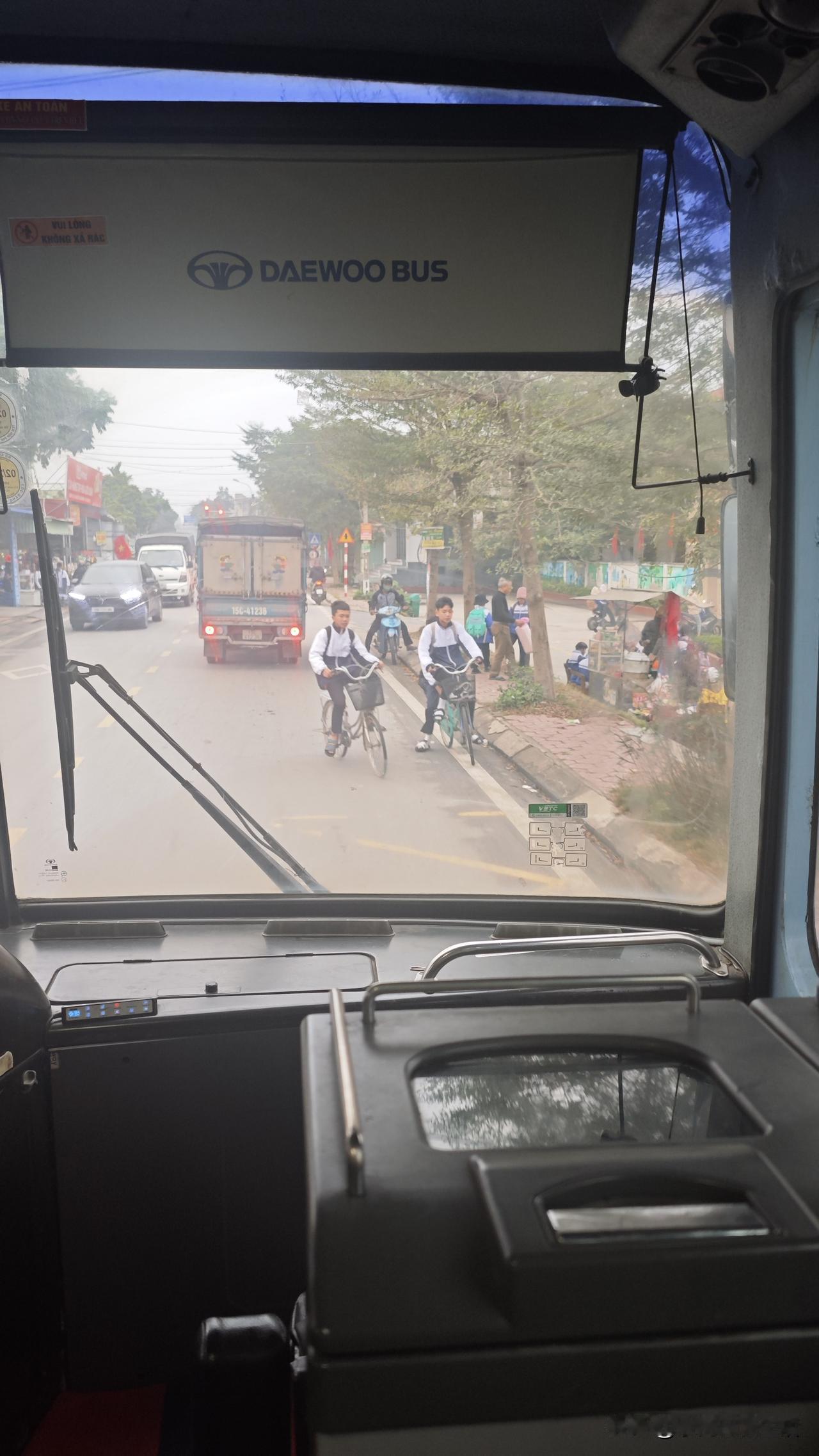 越南的学校都这么卷？
今天是2月13日，我们上完最后一天班就开始放假。早上坐厂车