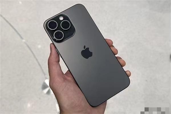 有消息透露，iPhone16做出了大胆的设计变革——取消了传统的实体音量键和电源
