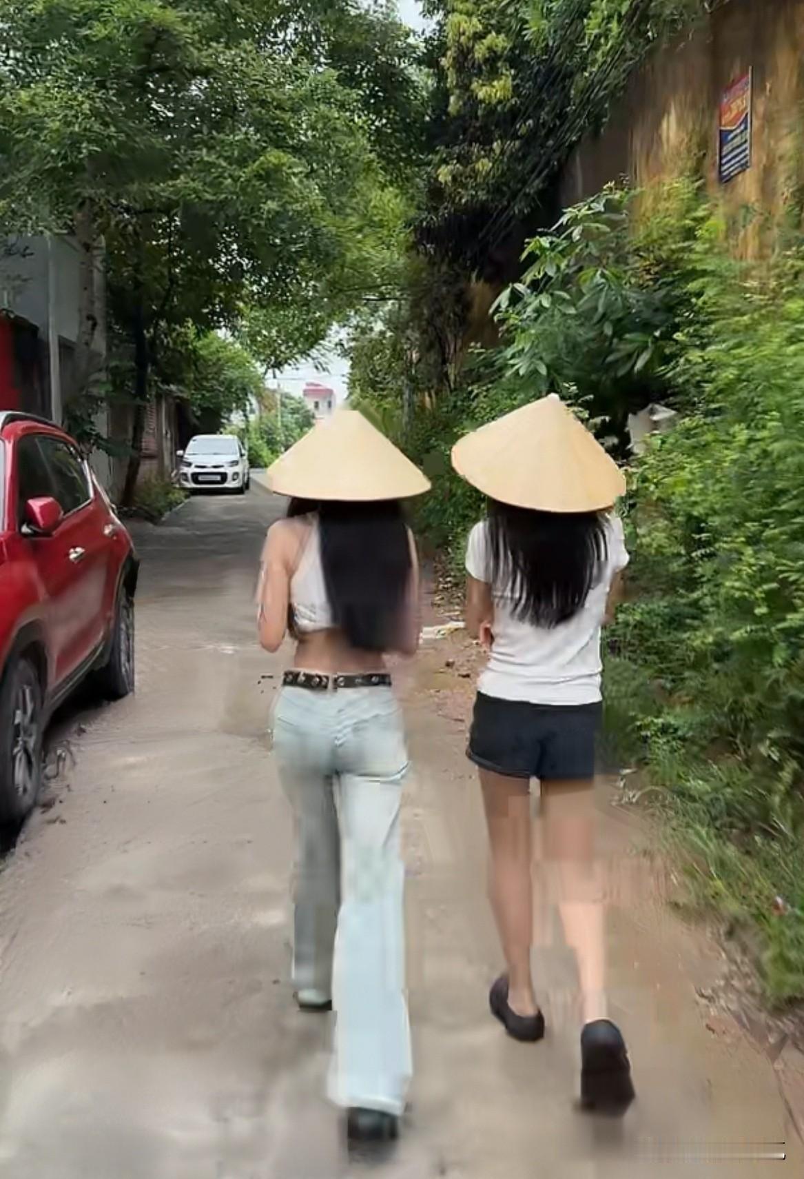 真正的默契，从不是刻意模仿，而是灵魂同频时，连脚步都自然合拍。不必言语，无需约定