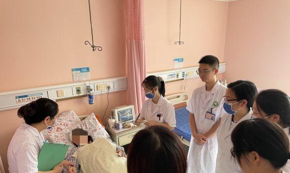 60岁失独妈妈冒死产子！孕期3重致命风险，医生：这奇迹绝不能复制
 
南京这事儿