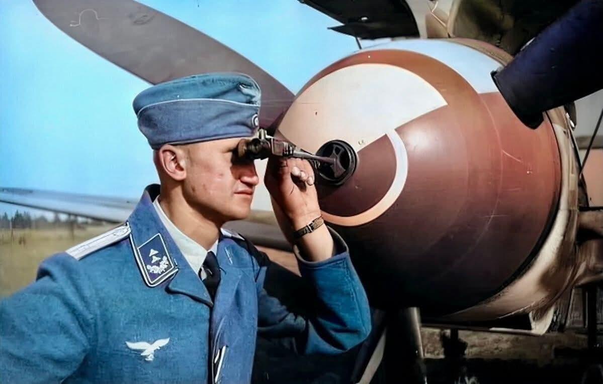 Bf 109F校炮。这门20毫米机炮安装在发动机的V形夹角之间，炮管穿过螺旋桨桨