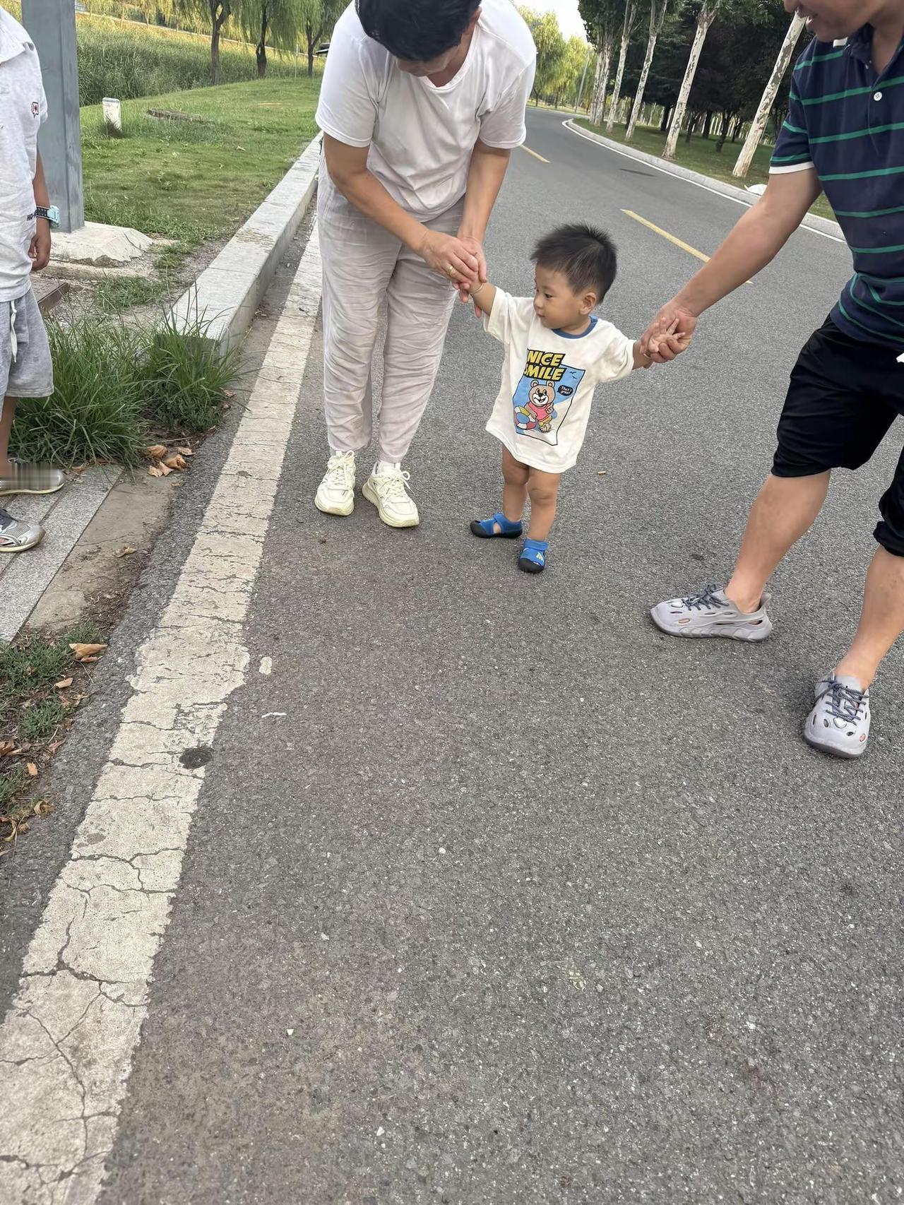最高级的祝福就是希望身边的每一个人都平平安安健健康康快快乐乐的祝福 家人闲坐，灯