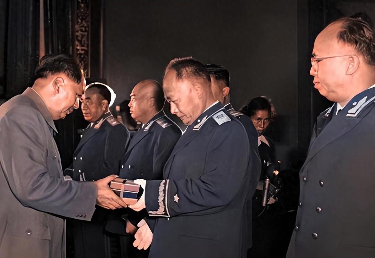 陈毅起初为何未达授衔标准，周总理却力排众议力荐其成为元帅，还特意为他破格一次？