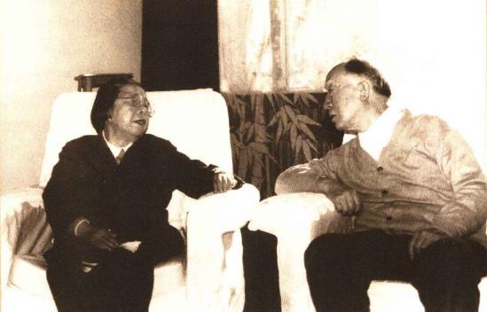 薄一波同邓颖超交谈