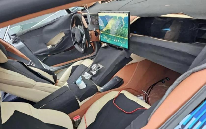 近日，网上曝光了一组腾势Z9 GT的内饰谍照，新车将延续腾势N7的设计，中控采用