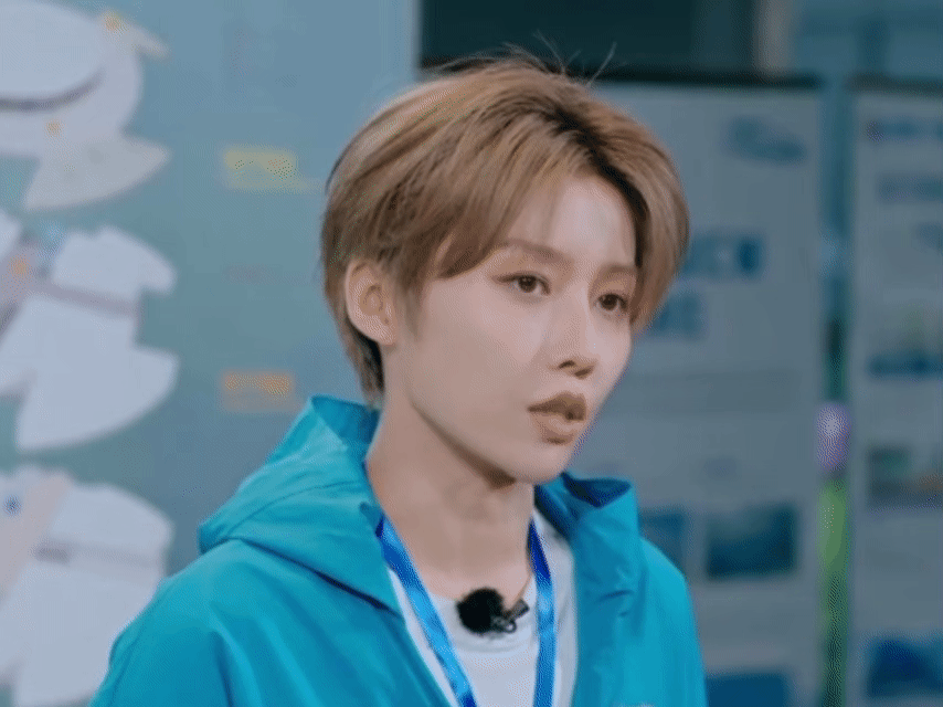 刘雨昕成刘工了 救命！刘雨昕穿小蓝外套挂工作牌直接爆改刘工，跟外国友人讲解口条超