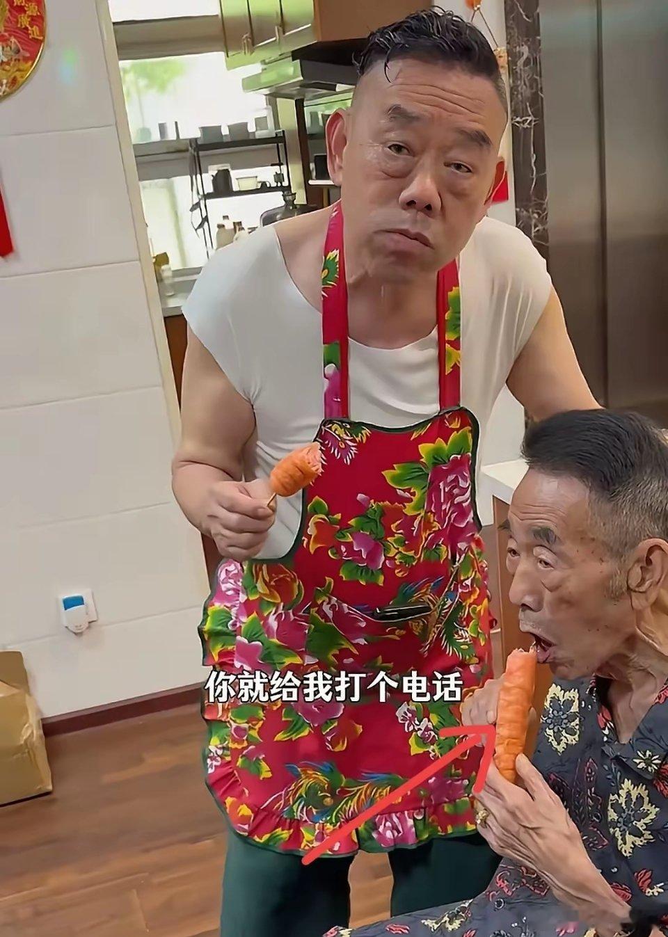 杨少华的最后一条视频，儿子只顾卖货，完全没管一旁的老父亲脸色已经那么差了。​他坐