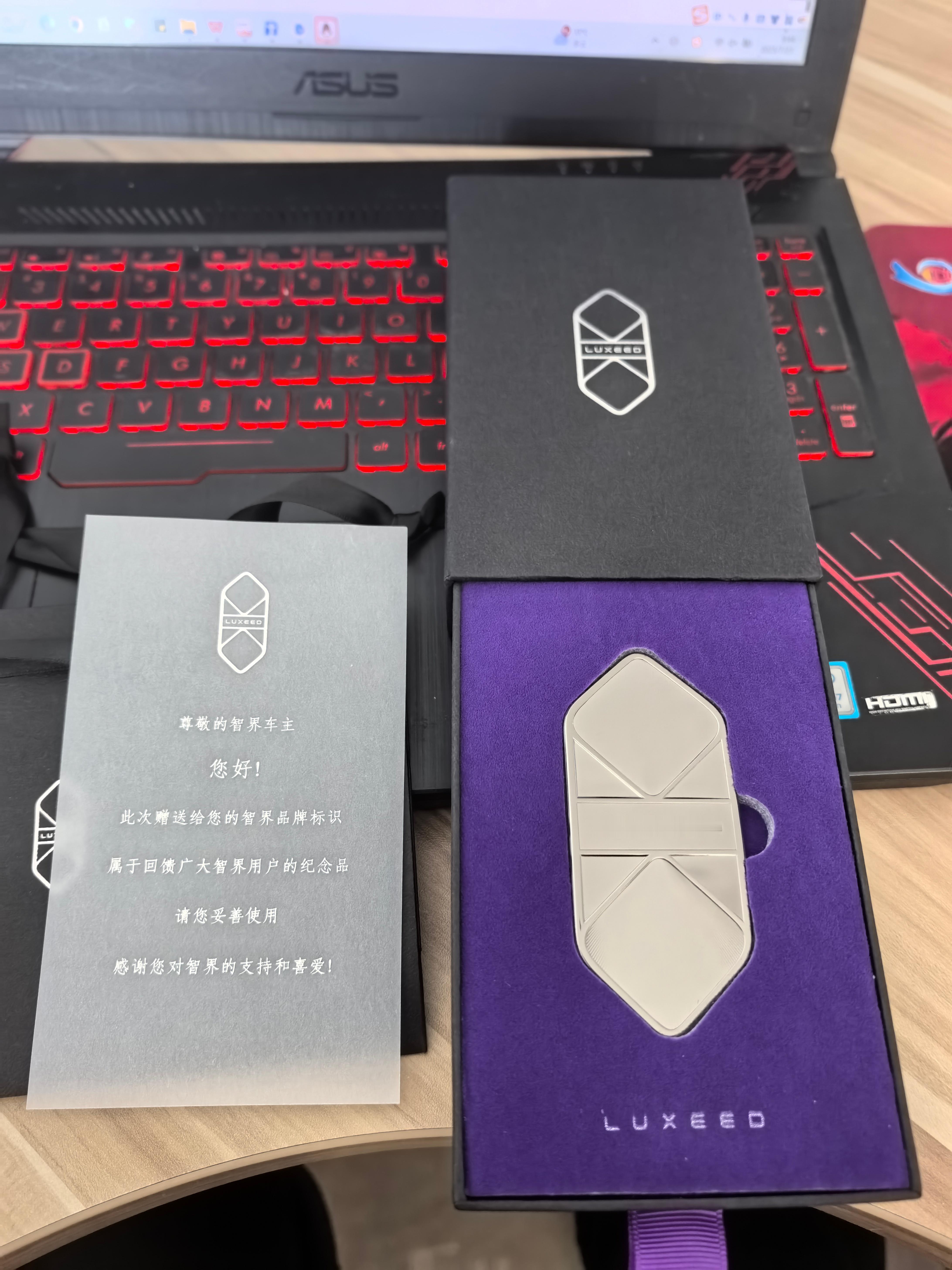 智界的新车标到了虽然官方说是纪念品但是！ 这瞧瞧这背胶这贴合机盖的弧度，就差一个