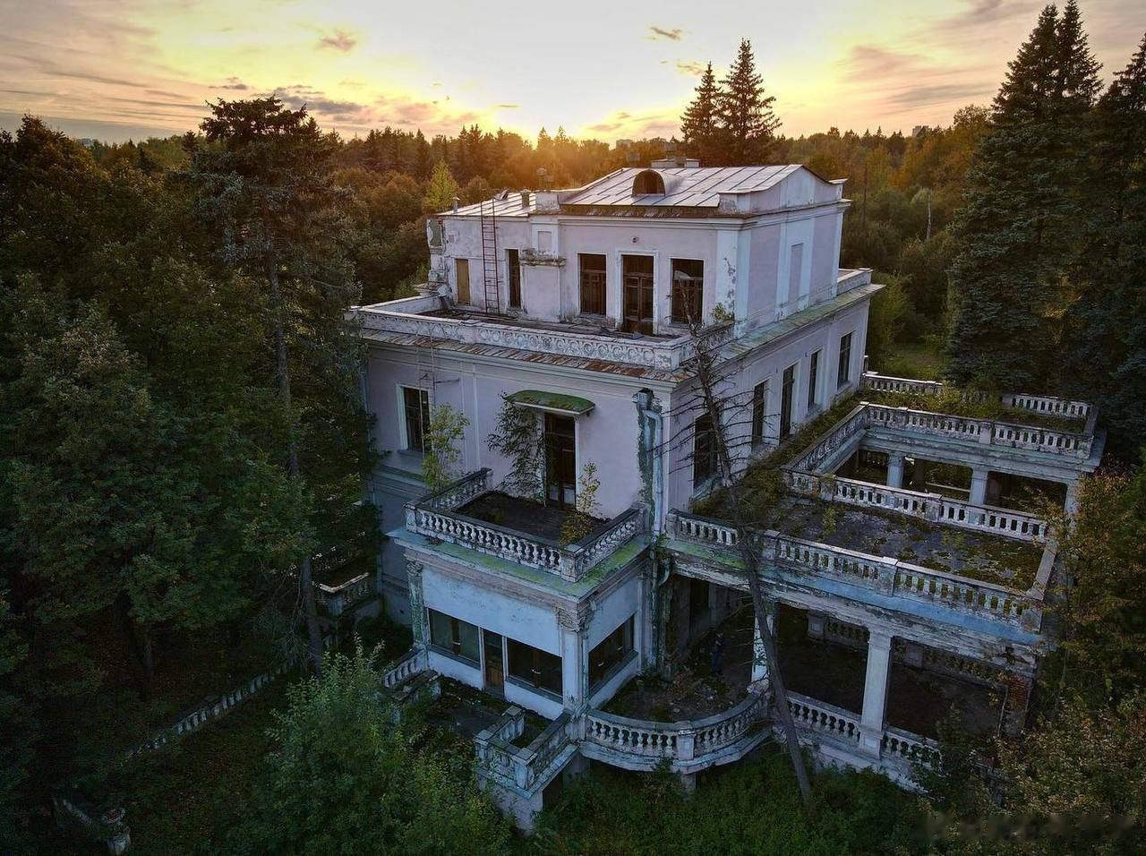 斯大林在莫斯科郊区的别墅正在被拍卖，起拍价4亿美元，包括别墅本身以及宅基地、花园