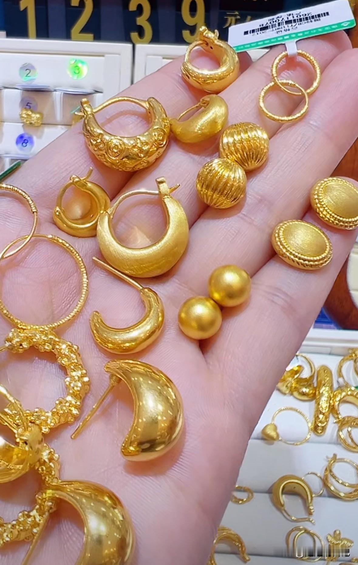 年底了，你们会买金首饰么？
我今年大概率不会买，因为我跟中国银行大庆分行的大堂经