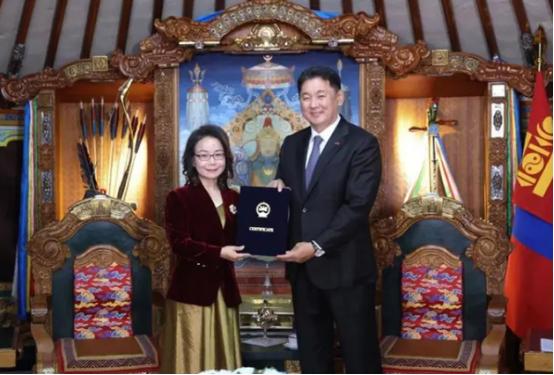 蒙古国外长巴·巴特策策格于 07 月 21 日会见了即将结束任期、离任回国的中国