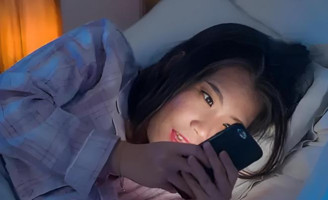 离谱伤人现场！重庆男子私约已婚女子被抓包，拒不下车百米拖行他人致重伤。
 
家属