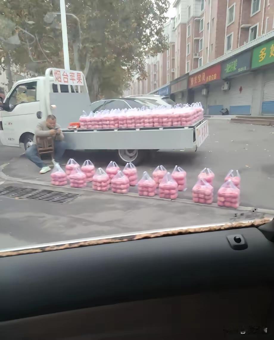 当整齐列队的苹果箱撞进视线时，我突然意识到某种久违的秩序美学正在街头巷尾复苏。这