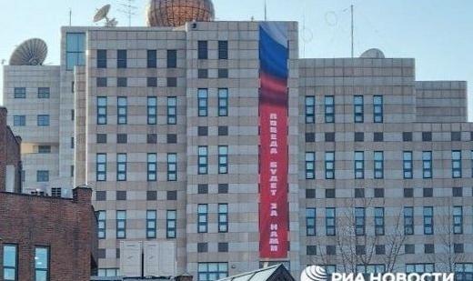 俄罗斯在驻首尔大使馆楼上，悬挂醒目标语“胜利终将属于我们”，这不是标语，而是警告