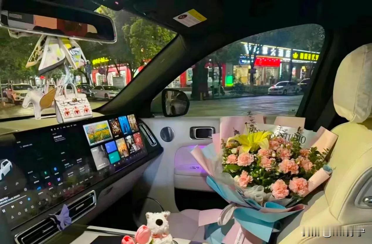 原价4000带女友去专柜买，还是线上三折1500买？最近七夕，被这个话题刷屏了！