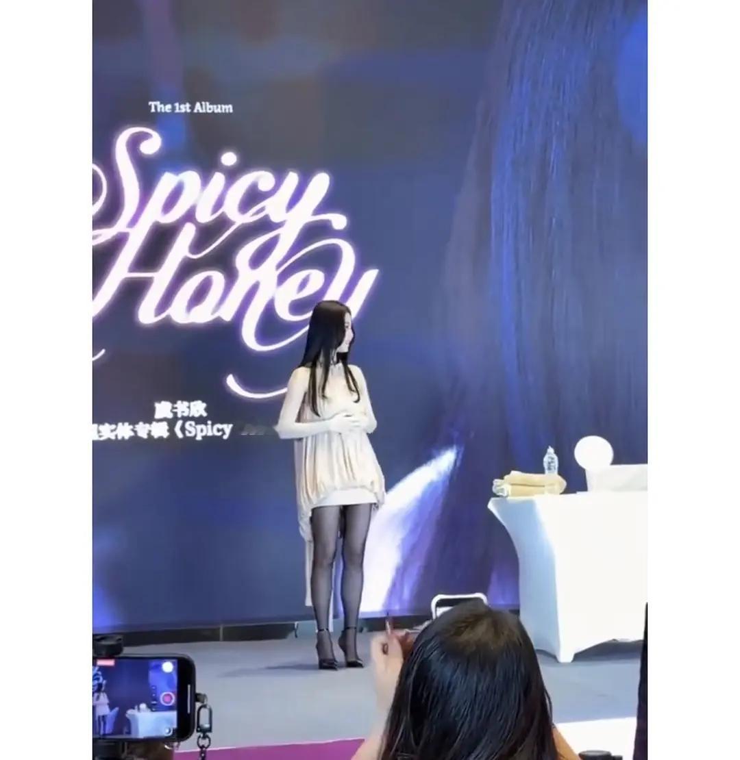 为什么虞书欣没有169那种高挑感啊？ 