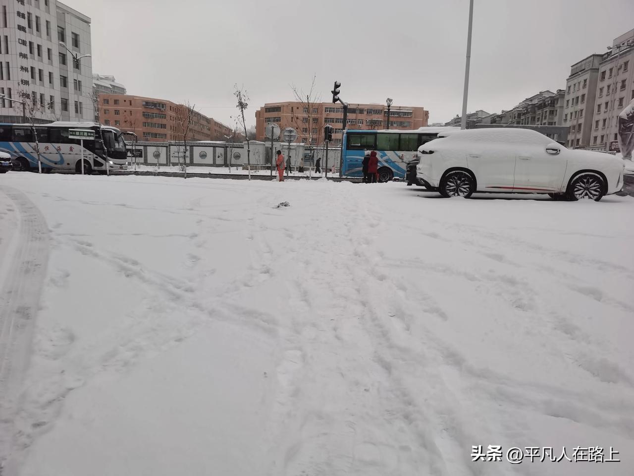 乌市今年这三月份的天气也真是奇特，好多次都是前几个小时还在下雪，转眼天气就变晴。