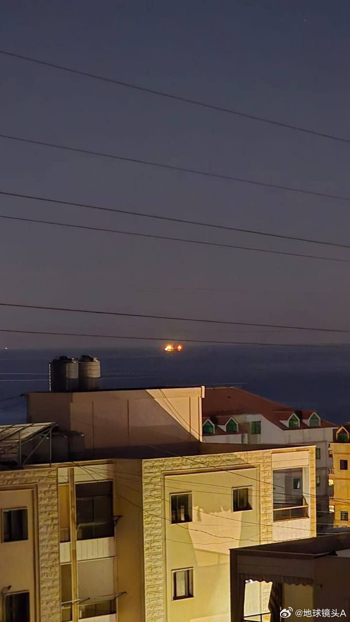 以美袭击伊朗 法西斯的军舰被击中了？在黎巴嫩杰赫海岸附近的地中海海域，海岸上的人