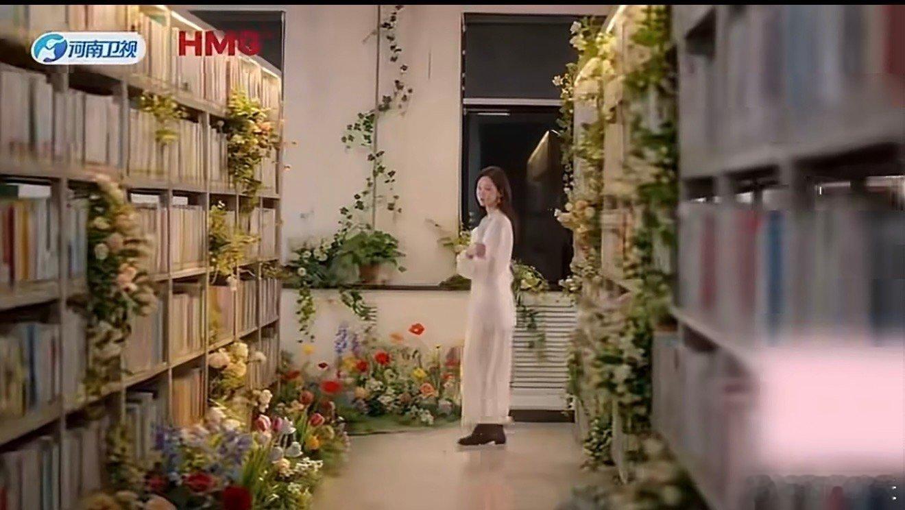 河南春晚有两个陈都灵 还以为是特效，结果真的是两个陈都灵同框！图书馆里相遇的瞬间