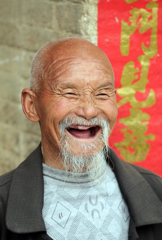 村群里炸开锅的高龄补贴

昨天翻村群消息时，一则高龄补贴通知瞬间抓住了我的眼球，