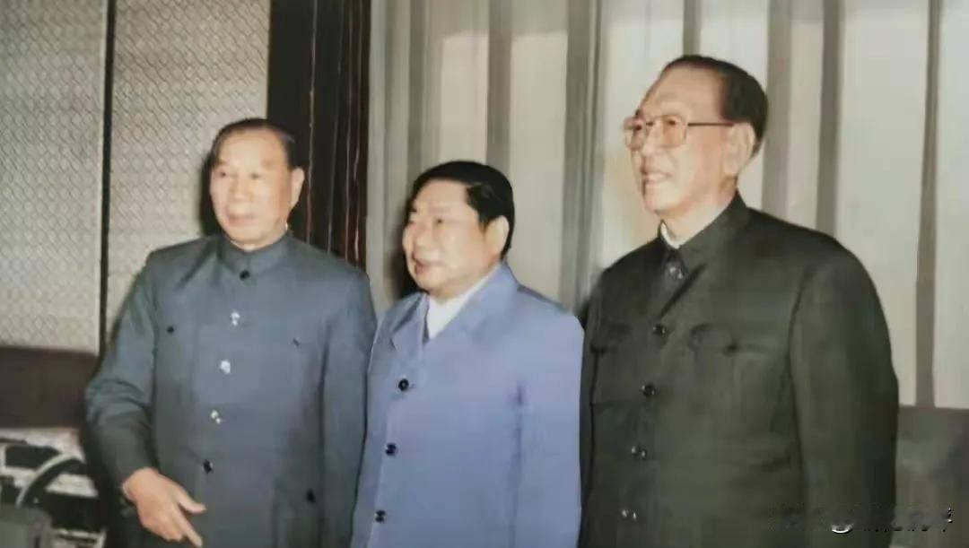1988年，杨得志（中）、杨成武（左）、耿飚（右）三位老战友在一起合影留念。
老