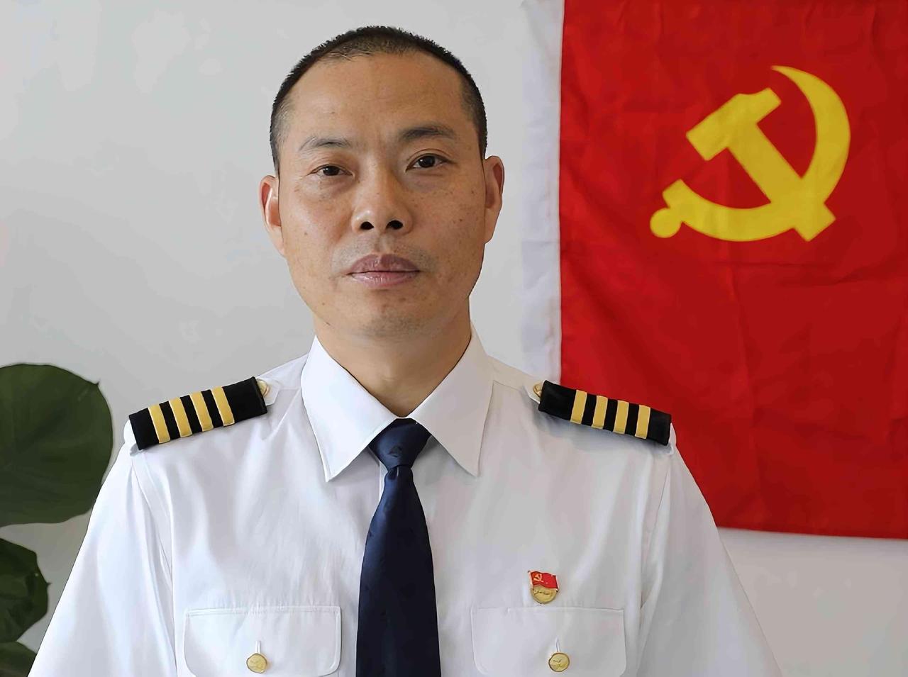 英雄机长刘传健被川航奖励500万人民币，谁知，他的妻子邹涵却没有任何高兴的表情，