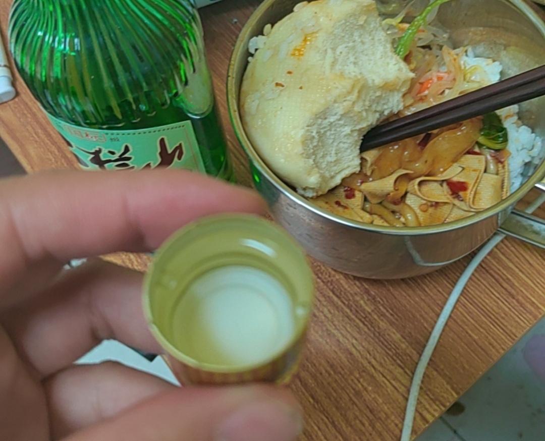 工地上总有千奇百怪的现象，细心的你也可能会发发现总有两三个人，平时打完菜在宿舍里