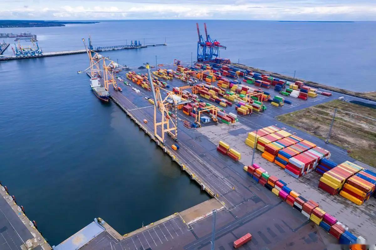 跟流氓讲文明就是最大的不文明，如果澳大利亚硬要收回达尔文港口，我们就收购澳大利亚