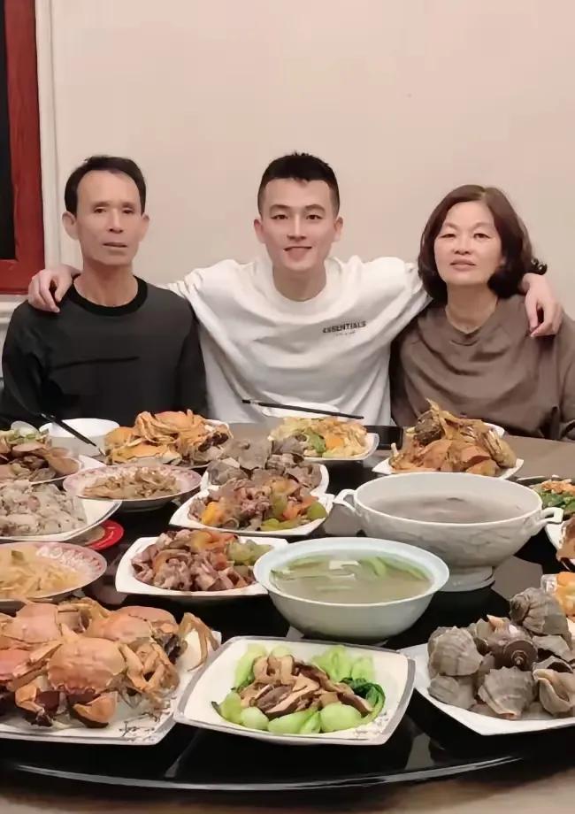 欧豪一家三口，就差一个跟杨幂一样优秀的儿媳妇！欧豪跟杨幂一起演完《生万物》之后，