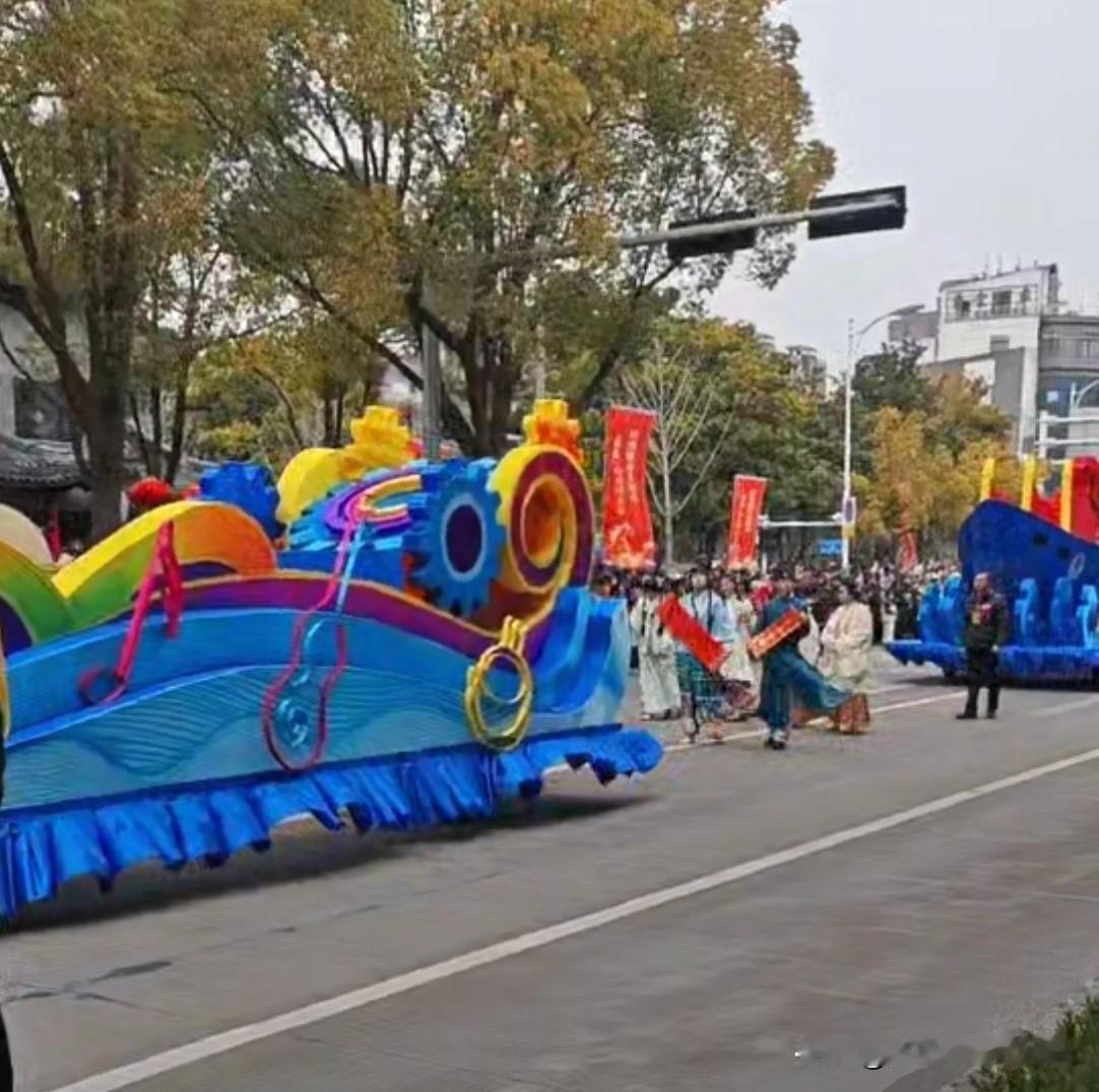 今天年初三，如皋进行了一年一度的新春民俗巡游，有花车表演，更有支云球迷方阵，也是