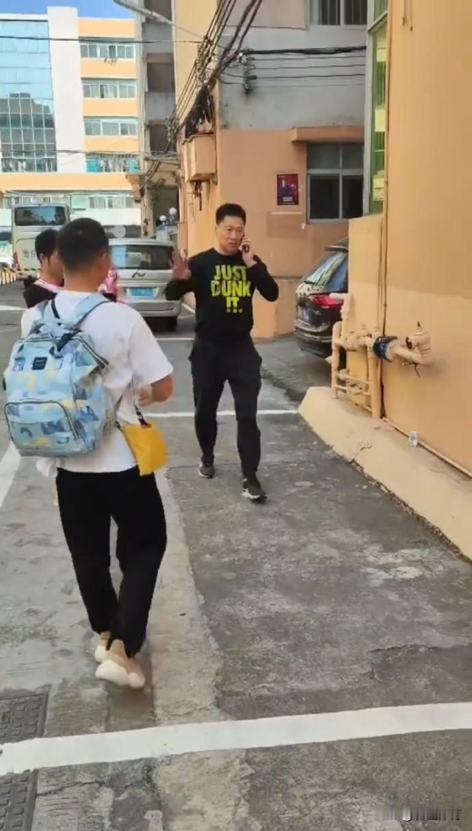 “真”好久不见，易建联球衣退役仪式，李春江指导来了！

本以为处于禁赛期的李春江