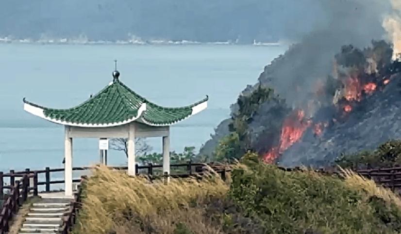 今（29日）午2时25分，香港大澳虎山近横坑村一个山头，疑有人拜山时留下火种酿成