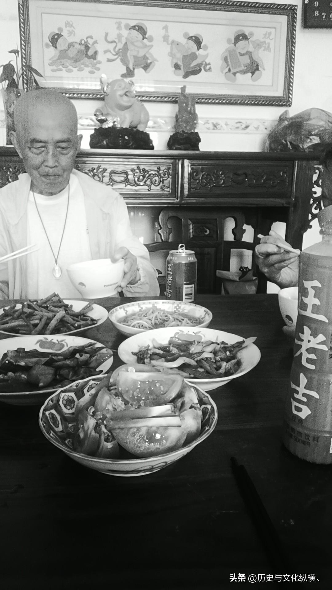 老姑爹下乡了，招待以素莱。肉菜他也不吃。他吃素几十年了。黑白照。前面一盘糖拌西红