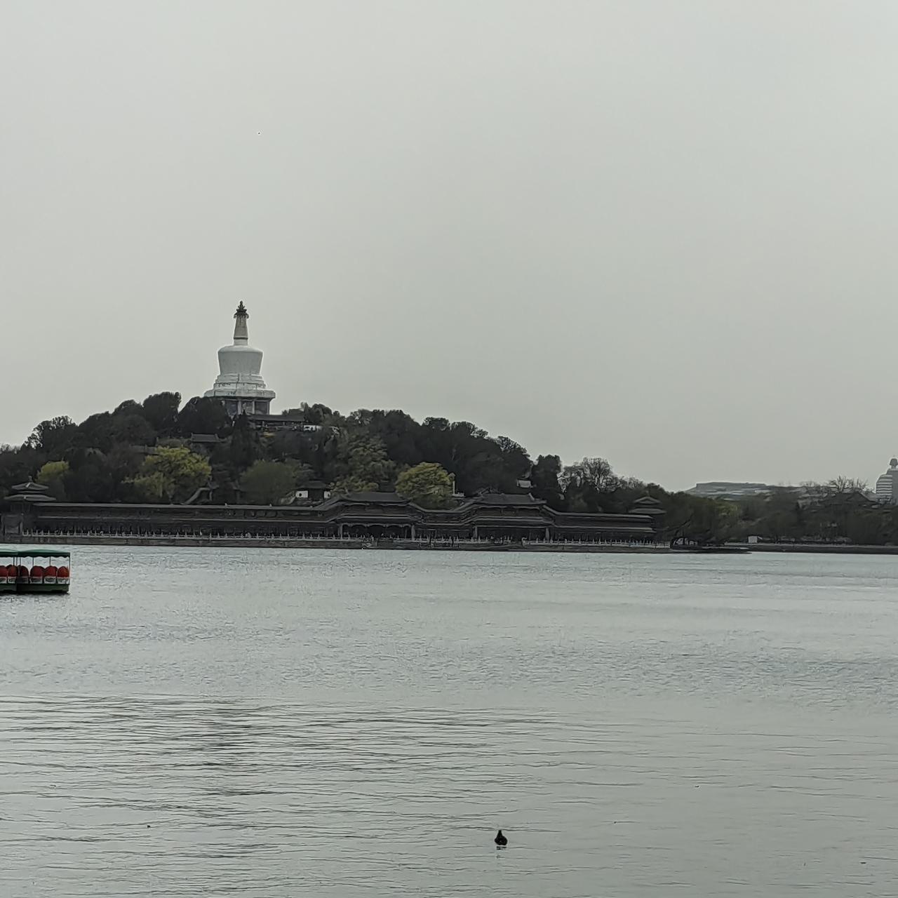 谁能说出10年没涨过价的东西？我管你叫大爷。别和我说空气阳光这些这些本不该介入的