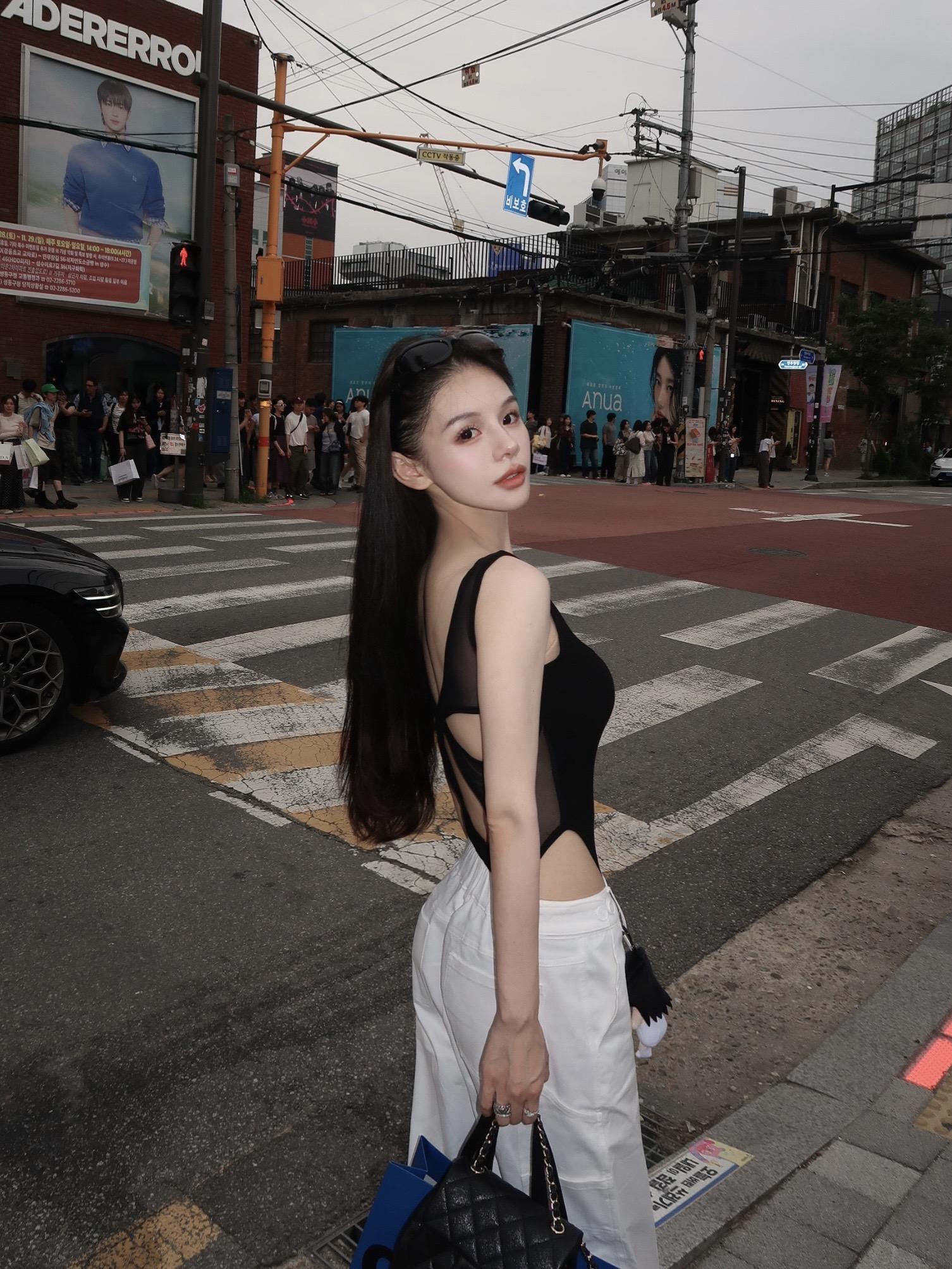 活着就是为了享受嫉妒。