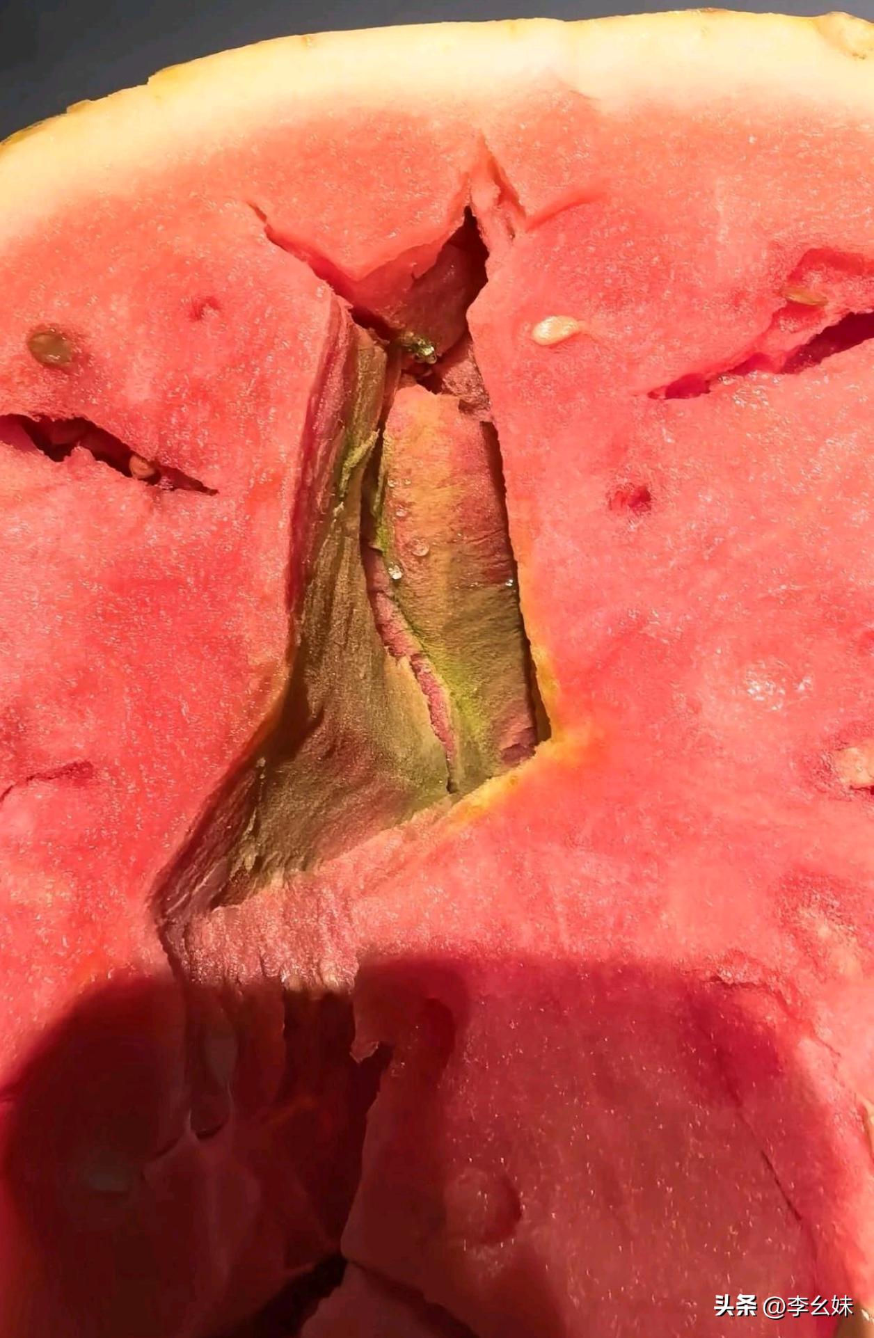 这西瓜咋是这样的，是生的还是坏的？
