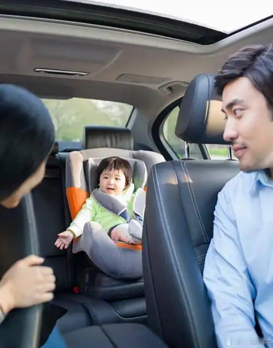 车里说不清道不明的异味从哪来新车有没有味？这事当爸妈的必须较真。以前的车确实得散