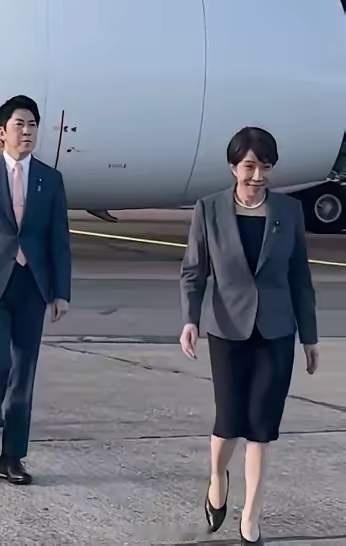 高市早苗抵达英国没有欢迎仪式6月13日晚间，高市早苗对英国进行工作访问。专机降落