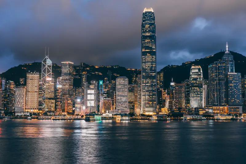 近日，疑似“暴走团”现身香港的视频引发热议。清晨的维多利亚港，暴走团穿着统一服装