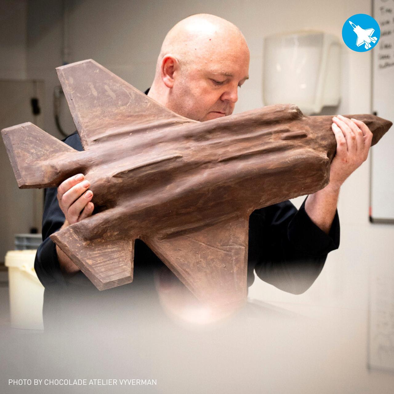 为庆祝比利时接收首架F-35，一家巧克力工作室打造了F-35造型的巧克力。据悉，