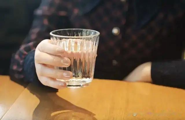 喝水，一个被低估的控体重习惯！但这样喝水的人，可能越喝越胖。
      吃饭时